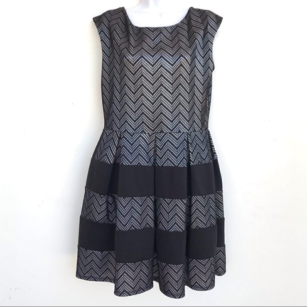 Tiana B. Scoop neck pleated dress black size 8